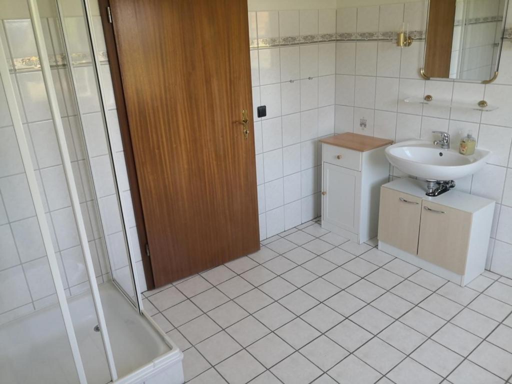 La salle de bains est pourvue d'un lavabo, de toilettes et d'une douche. dans l'établissement Karl Sonnenstrahl 9242VI - Fehmarn, à Fehmarn