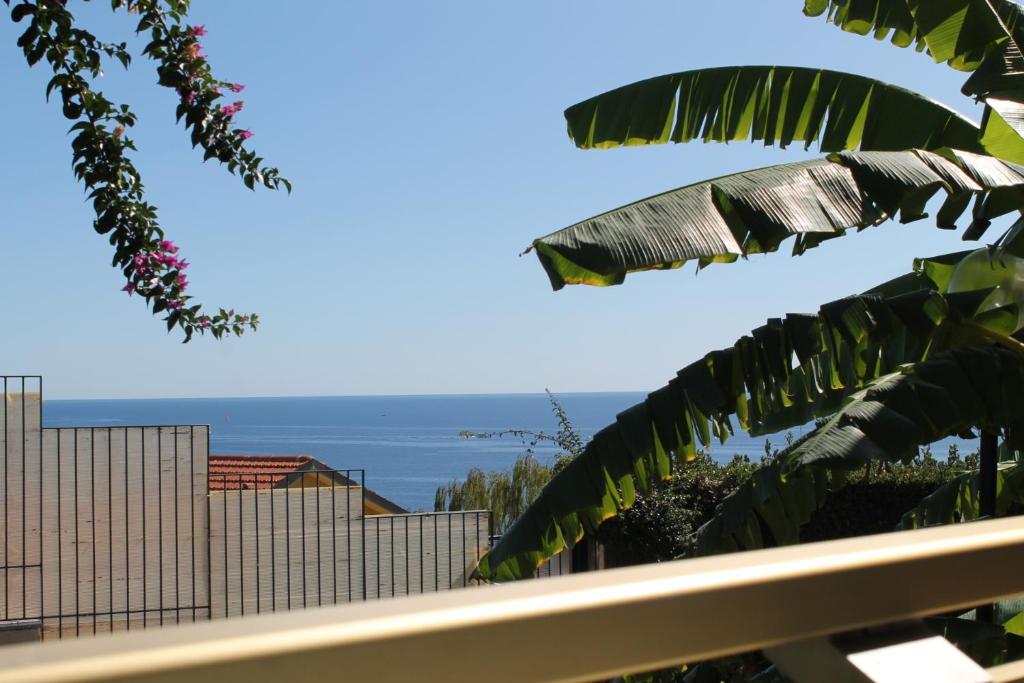 een balkon met uitzicht op de oceaan bij Appartamento-Sanremo my Home Free parking-Wi-fi in Sanremo