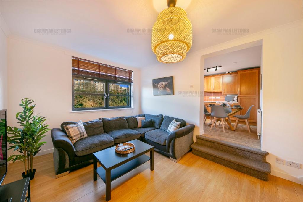sala de estar con sofá y mesa en Riverside Drive Apartment - Grampian Lettings Ltd, en Aberdeen