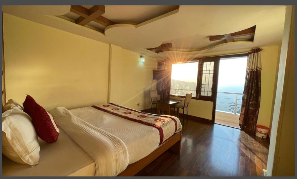 um quarto com uma cama e vista para o oceano em Wintry homes 5 Bhk Villa em Shimla