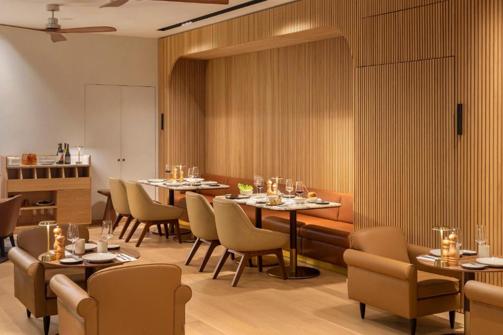 a restaurant with tables and chairs in a room at EVOLUTION Cascais-Estoril Hotel in Estoril