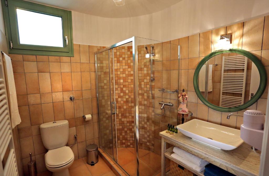 A bathroom at Petra & Thalassa