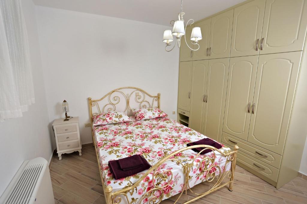 A bed or beds in a room at Petra & Thalassa