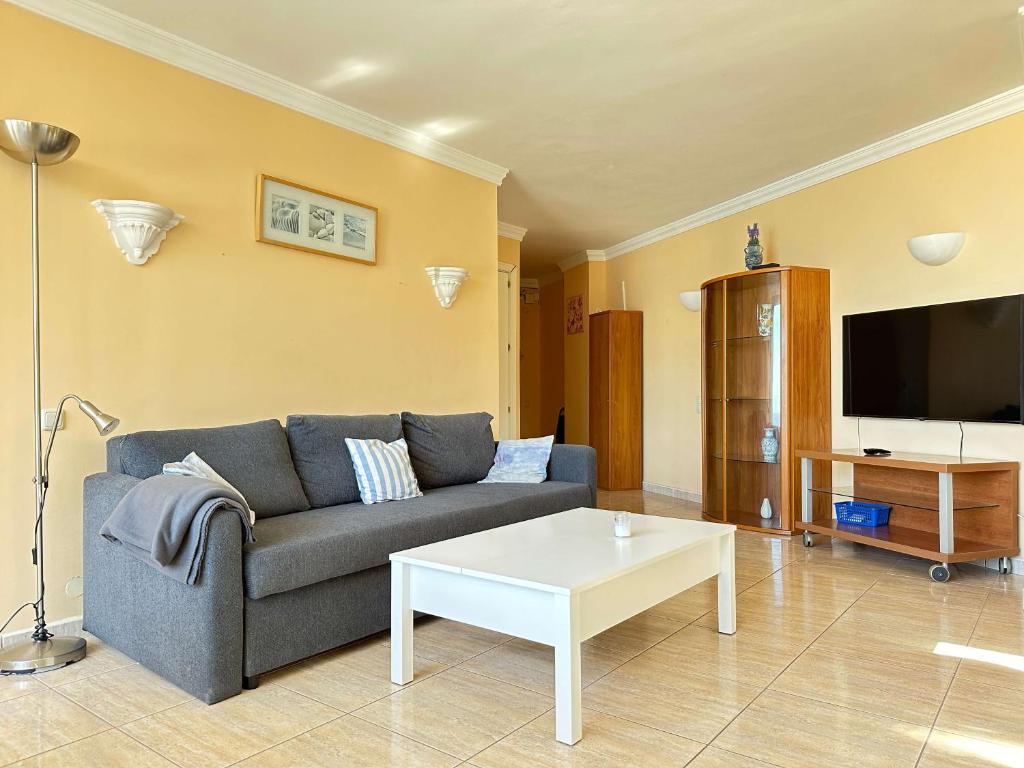 Televízia a/alebo spoločenská miestnosť v ubytovaní 1 Schlafzimmer Ferienwohnung am Strand