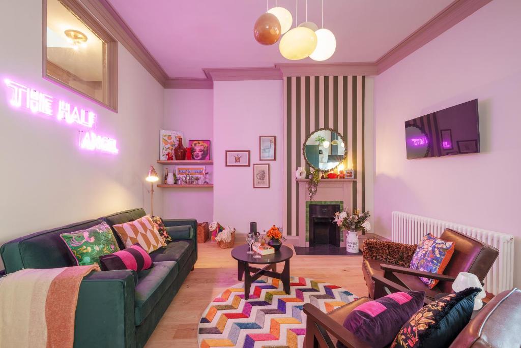 The Half Angel - 1 Bedroom Apartment in Central Bristol by Mint Stays في بريستول: غرفة معيشة مع أريكة وطاولة