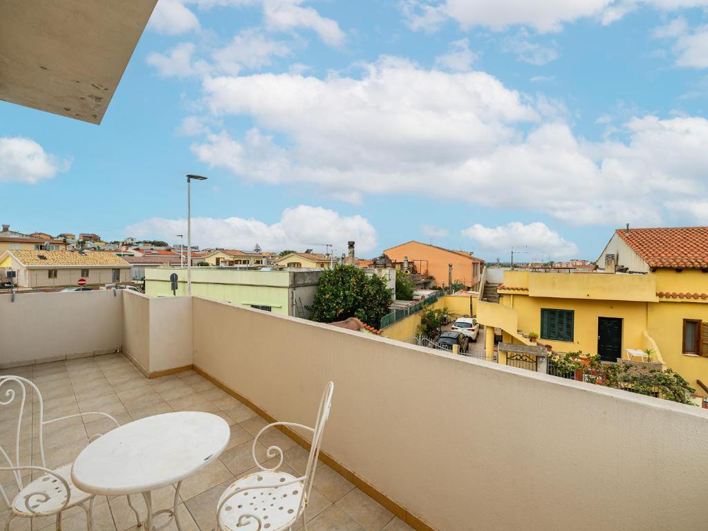 d'un balcon avec une table et des chaises et une vue. dans l'établissement CASA FIORI, à Cagliari