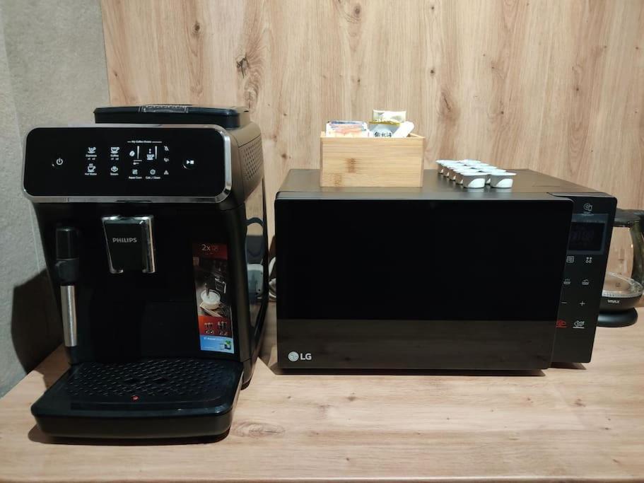 een magnetron, een broodrooster, een oven en een koffiezetapparaat bij Aria in Belgrado