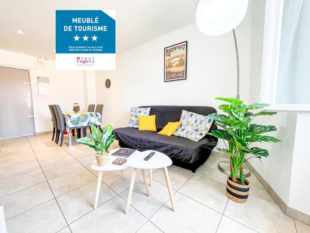 sala de estar con sofá y mesa en Meublé classé 3 étoiles Centre Ville de Céret, en Céret