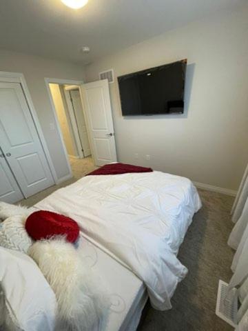 um quarto com 2 camas e uma televisão de ecrã plano em Holiday_Comfort em Cataratas do Niágara