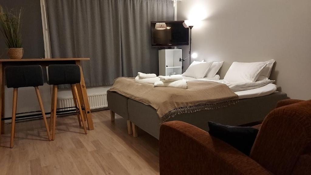 um quarto com uma cama grande e almofadas brancas em Yksiö keskustan lähettyviltä em Oulu