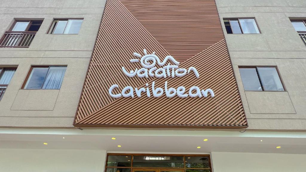 una señal en el lateral de un edificio en On Vacation Caribbean, en San Andrés
