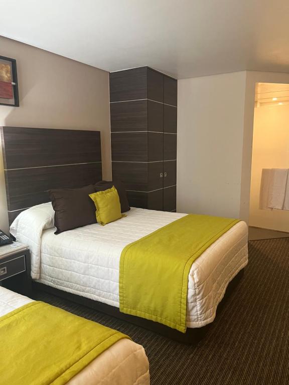 Postel nebo postele na pokoji v ubytování Hotel Real Alameda de Queretaro