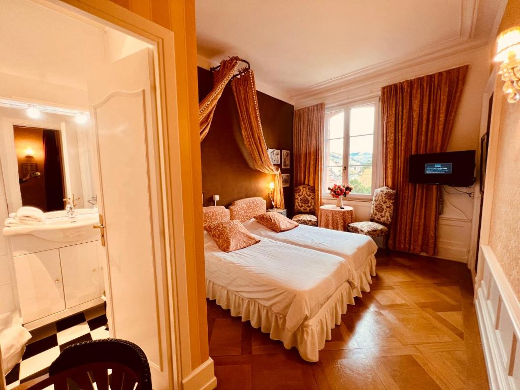 Postel nebo postele na pokoji v ubytování Hôtel Le Manoir