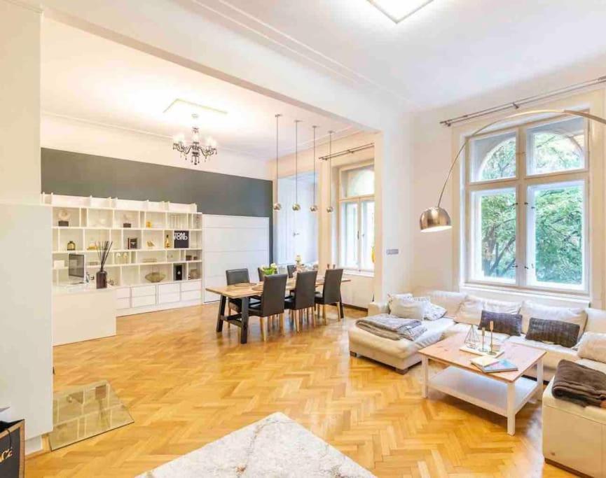 - un salon avec un canapé et une table dans l'établissement Prague Elite Residences - Parizska street apartment 150 m2, à Prague