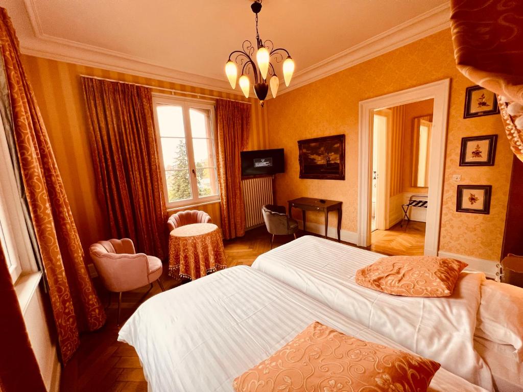 Postel nebo postele na pokoji v ubytování Hôtel Le Manoir