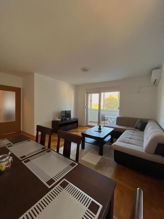 a living room with a couch and a table at Apartman Sidra in Trebinje