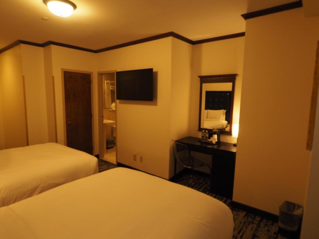 Night Hotel Broadway photo