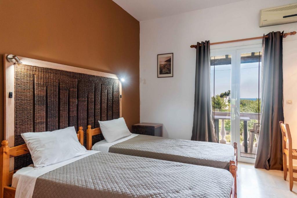 Ένα ή περισσότερα κρεβάτια σε δωμάτιο στο Pink House Socrates Corfu Beachside Retreats