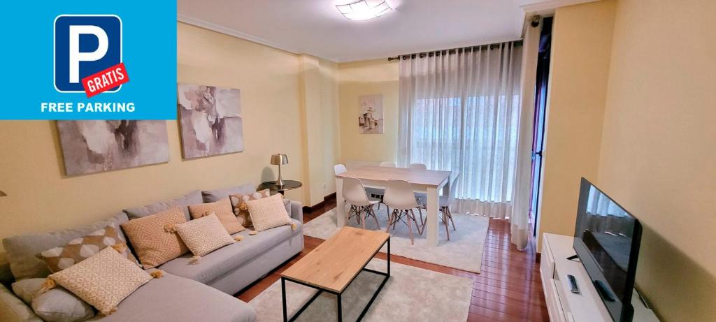ein Wohnzimmer mit einem Sofa und einem Tisch in der Unterkunft Cozy Yellow Home in Getxo in Getxo
