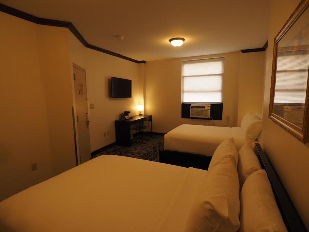 Night Hotel Broadway photo