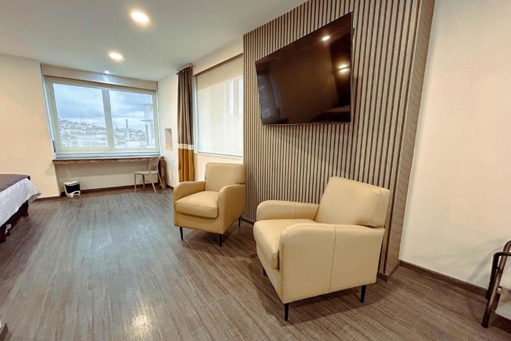 TV a/nebo společenská místnost v ubytování HUNICO HOTEL