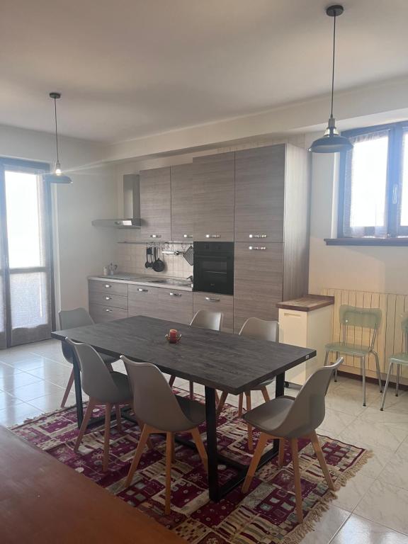 een keuken met een tafel en stoelen in een kamer bij Al PIP Guest House in Treviglio