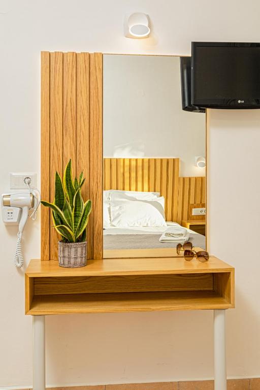 Televízia a/alebo spoločenská miestnosť v ubytovaní Theos Village Apartments