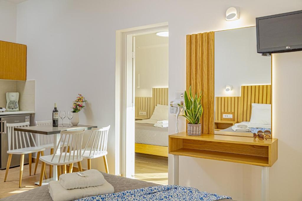 Posteľ alebo postele v izbe v ubytovaní Theos Village Apartments