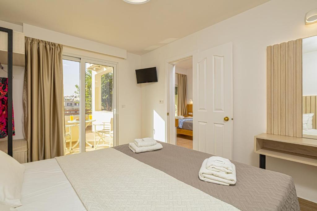 Posteľ alebo postele v izbe v ubytovaní Theos Village Apartments