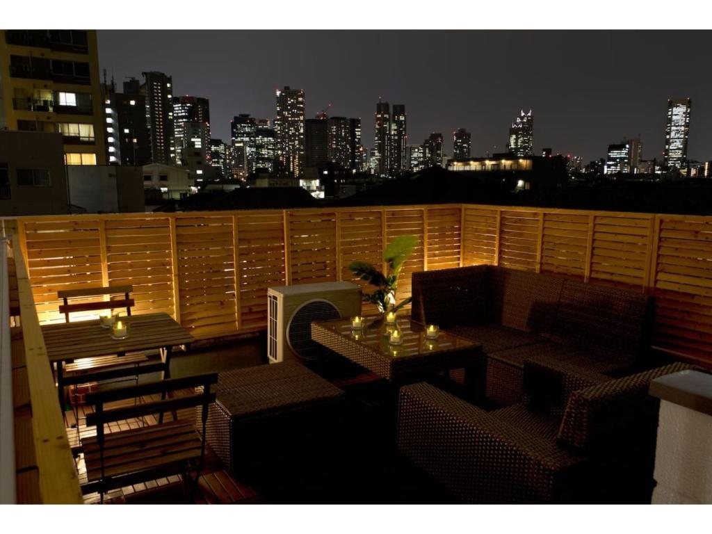 balcón con mesa y vistas a la ciudad en Mini Hotel Shinjuku Front - Vacation STAY 89794v, en Tokio