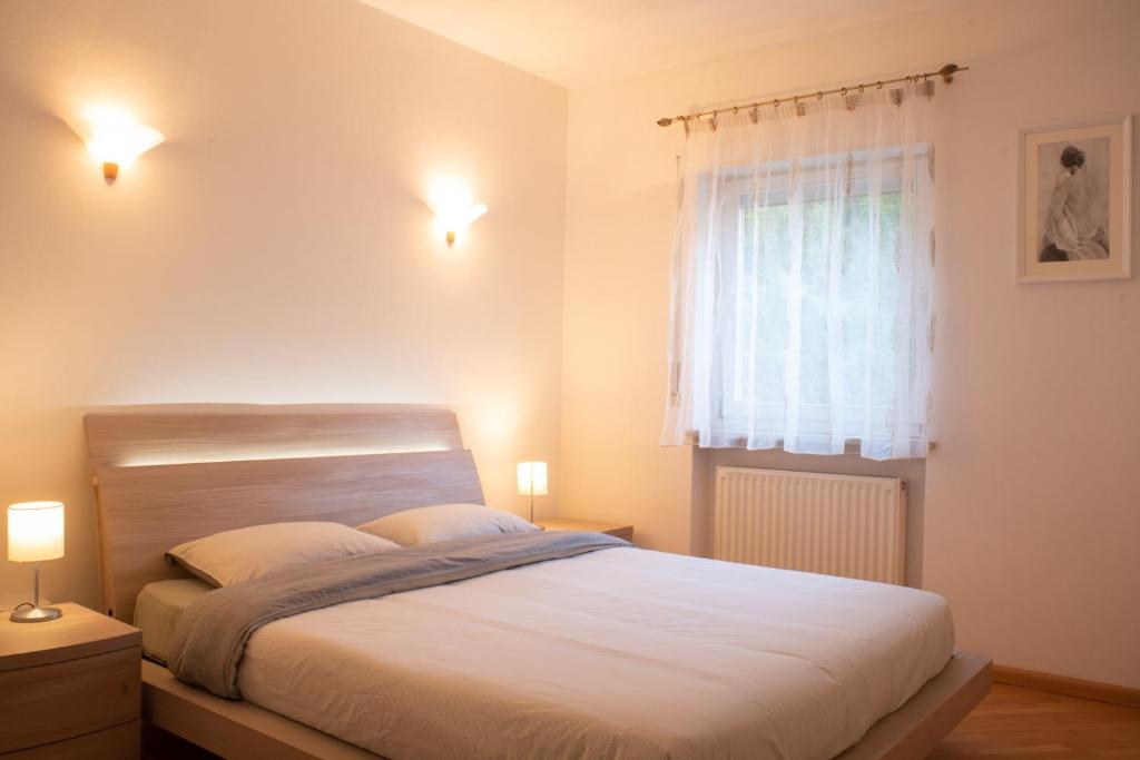 En eller flere senger på et rom på Strategic apartment - near Bolzano