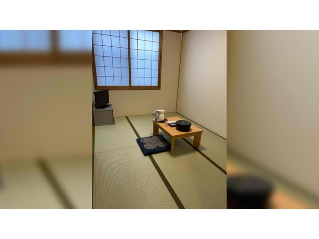 Blick auf ein Zimmer mit einem Tisch in einem Zimmer in der Unterkunft Kutsurogi no Yado Juraku - Vacation STAY 03511v in Tobe