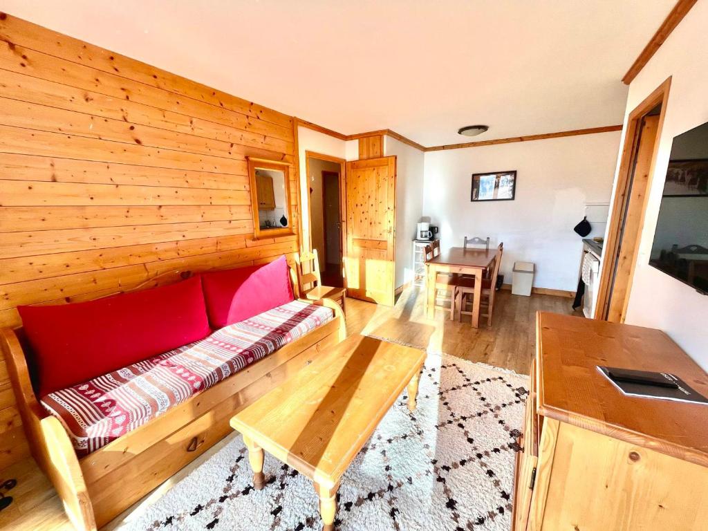 Appartement 3 pièces avec piscine et parking au centre du village - FR-1-505-198 في نوتر دام دو بيلكومبيه: غرفة معيشة مع أريكة حمراء وطاولة