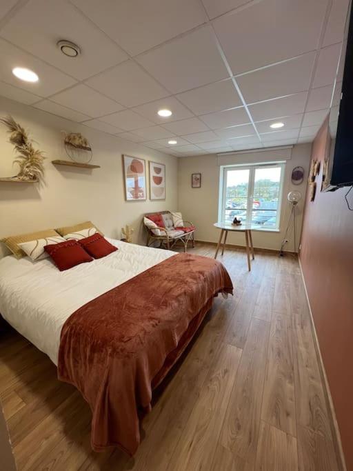 um quarto com uma cama grande num quarto em Appartement : Le Portel em Le Portel