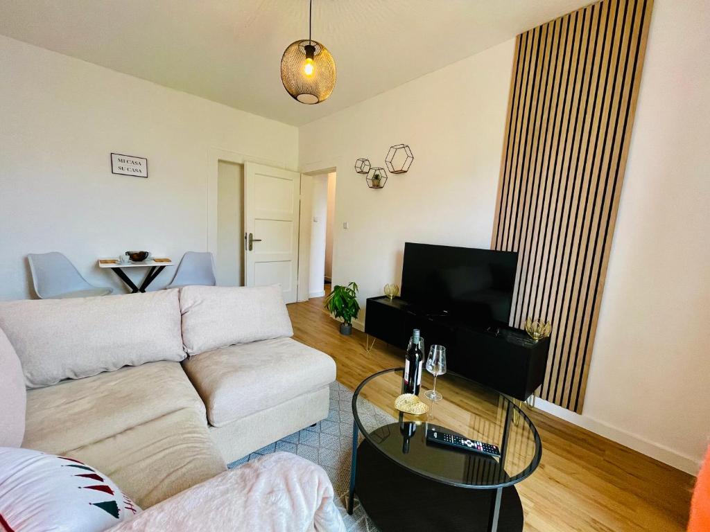 ein Wohnzimmer mit einem Sofa und einem Tisch in der Unterkunft Gemütliche und charmante Ferienwohnung in der schönen Rattenfängerstadt Hameln in Hameln