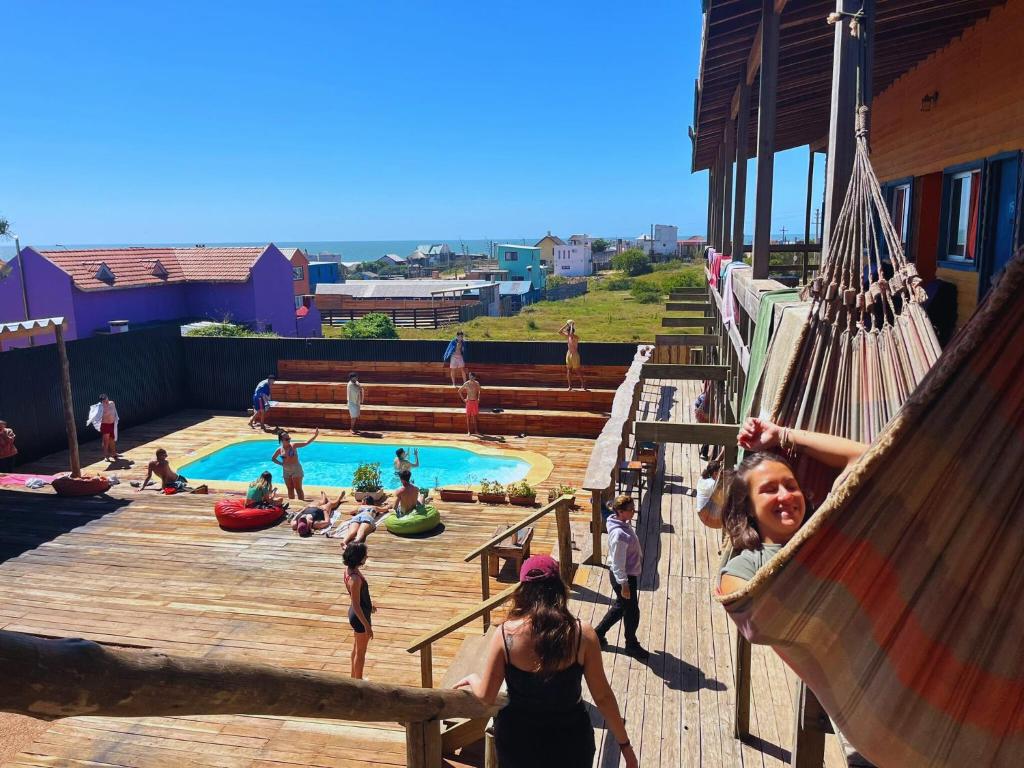 un groupe de personnes dans des hamacs sur une aire de jeux dans l'établissement Compay Hostel Punta del Diablo, à Punta del Diablo