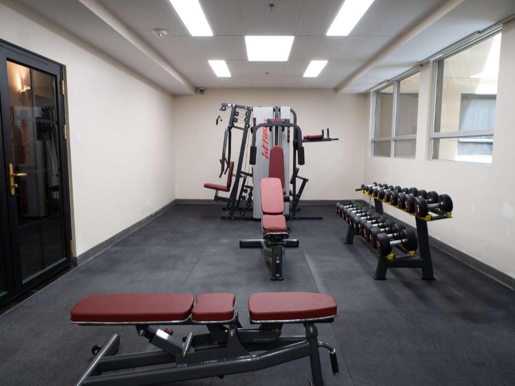 Fitness centrum a/nebo fitness zařízení v ubytování Hotel Montreal Metropolitan, BW Signature Collection