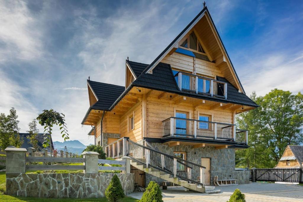 una grande casa in legno con tetto nero di Rent like home - Willa Zoniówka PREMIUM a Zakopane