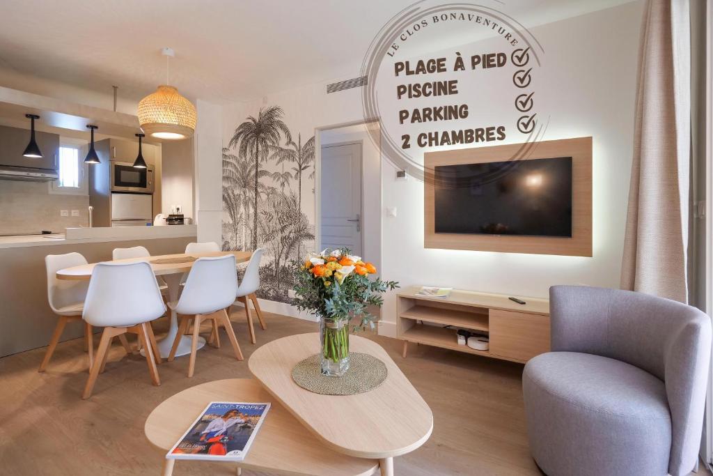 un salon avec un vase de fleurs sur une table dans l'établissement Soir d été proche plage et Saint Tropez IX, à Saint-Tropez