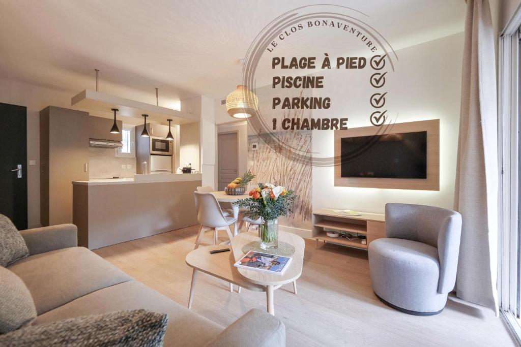 un salon avec un canapé et une table dans l'établissement Rêves de Provence proche plage et Saint Tropez 1, à Saint-Tropez