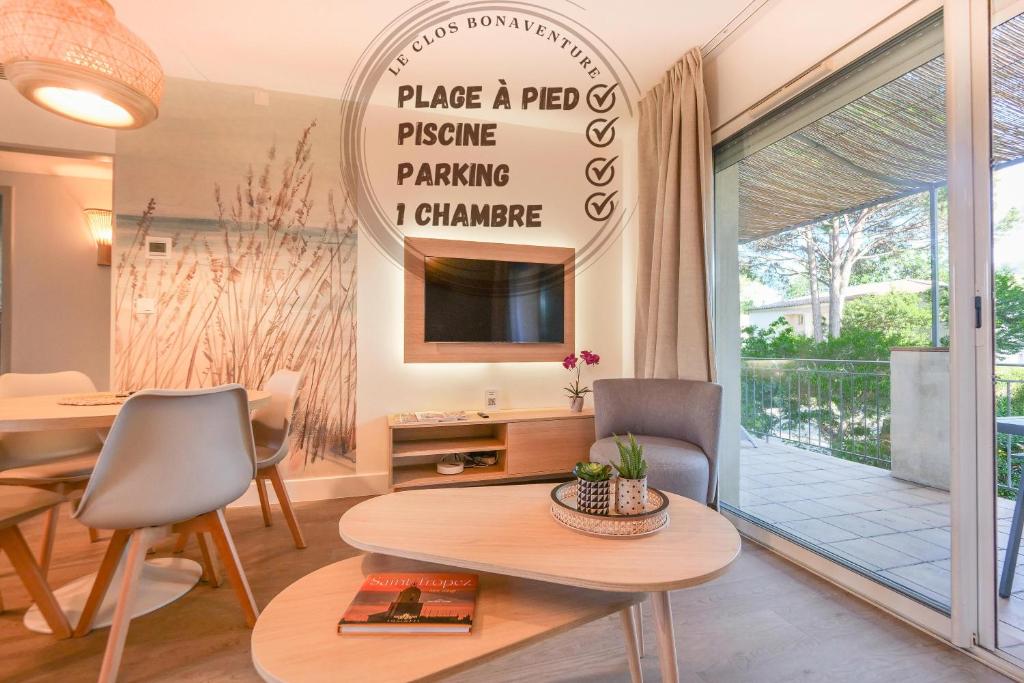 un salon avec une table et une télévision dans l'établissement Paradis Bleu Saint Tropez - 24, à Saint-Tropez