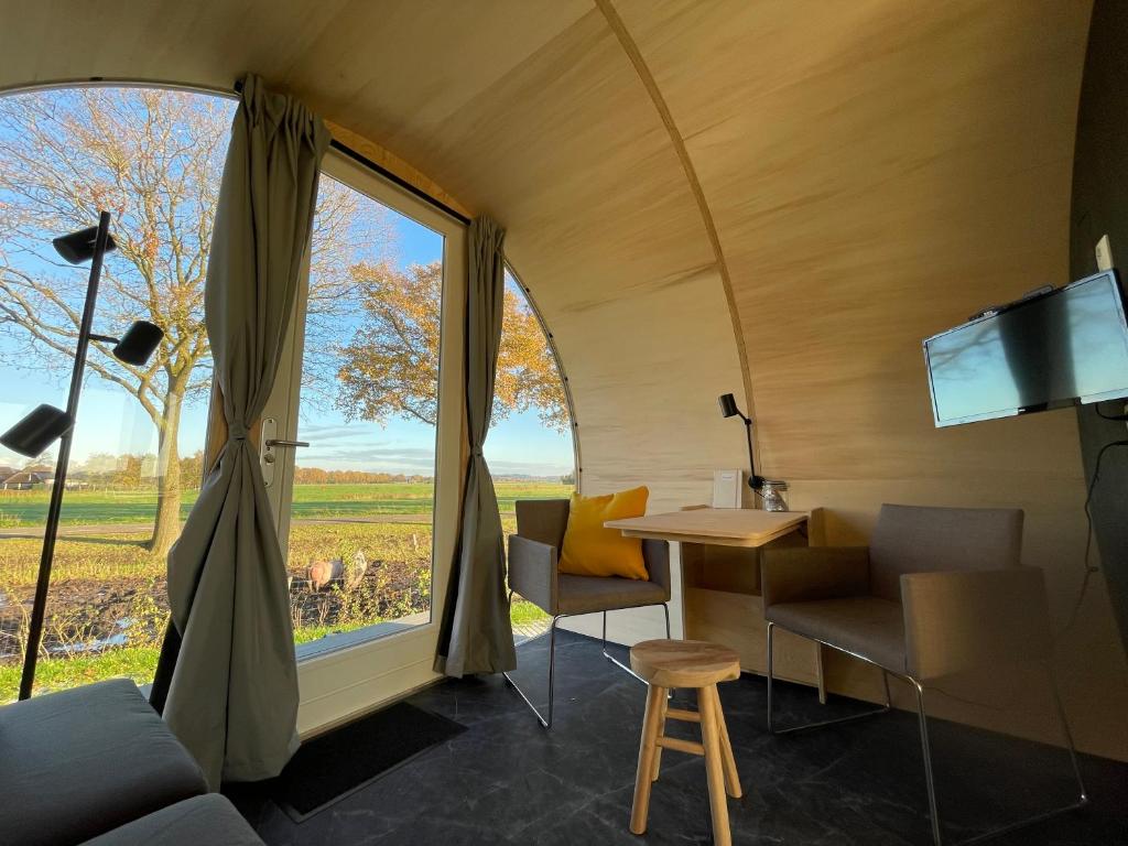 TV a/nebo společenská místnost v ubytování Eco-lodge locatie Dalfsen