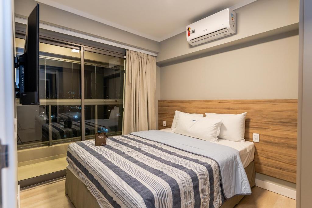Postel nebo postele na pokoji v ubytování Apartamentos Studio Allure Moema - Com café da manhã opcional, Recepção e Valet 24 horas