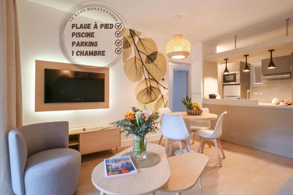 un salon avec une table et des chaises et une cuisine dans l'établissement Brise Marine piscine St Tropez II, à Saint-Tropez