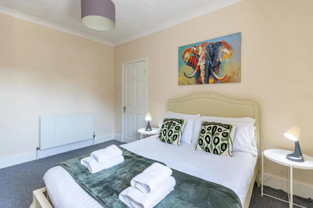 una camera da letto con un letto e un dipinto sul muro di Wow Look Central 2bed Parking Next To Hospital a Southampton