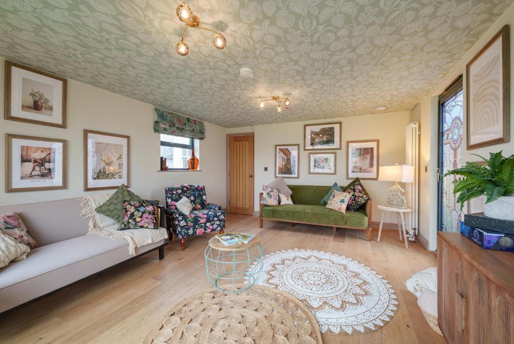 uma sala de estar com um sofá e uma mesa em Teller’s Secret Loft House - 2 Bedroom Apartment in Central Bristol by Mint Stays em Bristol