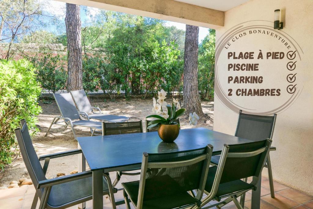 Vonkajšia záhrada v ubytovaní Ombre des pins à Saint Tropez XIX