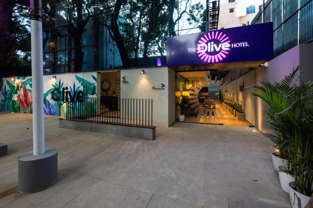 un bâtiment avec un panneau indiquant la location de ruches dans l'établissement Olive Indiranagar 100ft Road - by Embassy Group, à Bangalore