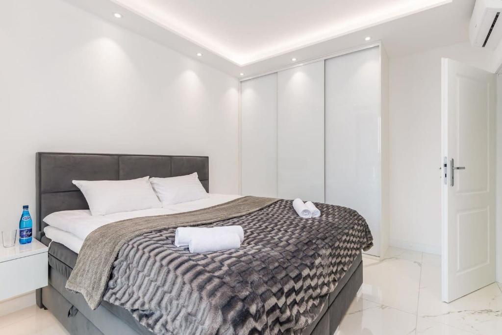 Posteľ alebo postele v izbe v ubytovaní Karolkowa 28 - Prestigious Apartment with Balcony by Renters Prestige