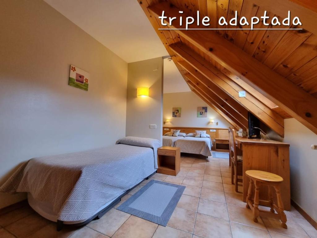 Postel nebo postele na pokoji v ubytování Hotel Seixes y Apartamento Bagergue